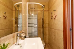 Beautiful and spacious house in the center 50 meters from the beach - Image 4