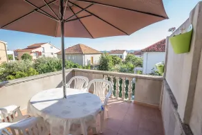 Apartment with Sunny terrace & Parking - Image 4