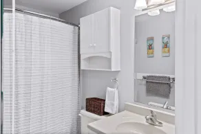 2BR Apt.  Sunny & Open with Balcony, car port, pool, bikes - Image 3