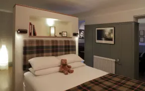 Delightful city-centre maindoor flat - bright and sunny with private courtyard - Image 4