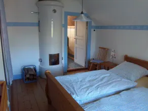 Sejlerhus rødt sommerhus nær sø og golfbane med båd i landsbyens beliggenhed - Image 5