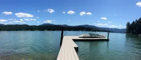 Familievenlig med en smuk udsigt over Hayden Lake. - Image 1