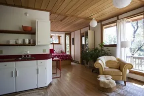 Un nido felice tra gli alberi, unico Salt Spring Cottage vicino alla città - Image 4