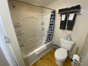 Droit sur la route principale 2 Chambre 1 salle de bain. AC, Câble, Wifi - Image 2