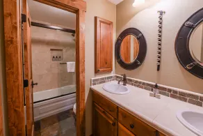 5th Floor 2BD 2BA Condo with Magnificent Views - Image 5