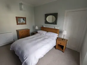 Central holiday home with pretty, sunny garden, moments from the station, golf course and beach. - Image 4