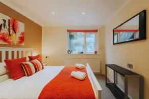 "The Garden Apartment Newquay" by Greenstay Serviced Accommodation - Beautiful 2 Bed Apartment With Parking & Garden Terrace, Dog Friendly, Close To Beaches, Shops & Restaurants - Perfect For Families, Couples, Small Groups & Business Travellers - Image 5