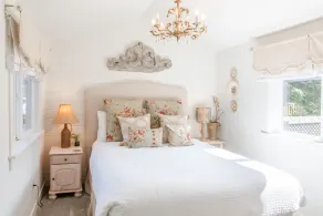 Charming Cannon Beach Cottage, Walk to Beach & Downtown, Cozy Fireplace, Expansive Deck - Image 5