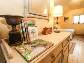 THE LOFT ROOM, romantic, character holiday cottage in Newent - Image 4