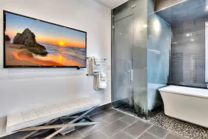 Lynoras Luxe Estate 3 bedroom 3 bath with Modern Design and Heated Pool - Image 5