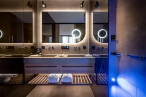 Deluxe double room with partial lake view - Image 2