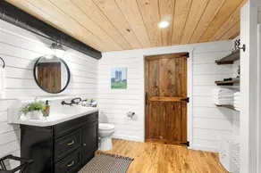 Clean, comfortable, and overlooking a pond with a fountain, our Barndo is perfect for Fairgrounds events, family getaways, and work stays. Just 10 minutes from Perry, with a fully stocked kitchen, coffee station, and outdoor kitchen. - Image 5