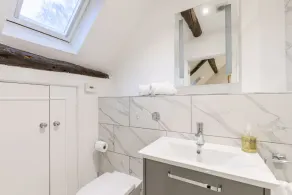 A stunning 17th Century three-storey terraced cottage. - Image 4