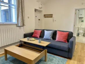 Large luxury 1 bed flat with off street parking & shared garden near town centre - Image 2