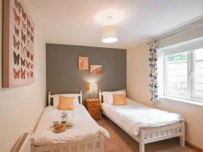 Tranquil lodge with sea views. - Image 4