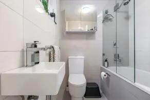 FREE Parking / In-Unit Laundry / 10mins walk to Glenferrie Rd - Image 4