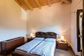 Holiday home with balcony and garden - Image 5