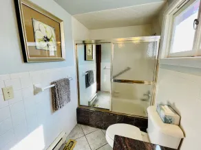 Retraite isolée en bord de rivière avec bain à remous et accès privé à la rivière - Image 3