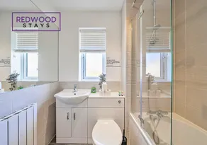 Modern Serviced Apartments For Contractors & Families with Free Parking, WiFi & Netflix By Redwood Stays - Image 2