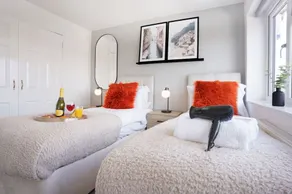 Stylish House • Sleeps 6 • Driveway Parking • Fast Wifi • Self-Check-In - Image 2