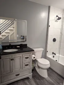 The Harbor Get Away.  5min walk to Bridge St,Walnut Beach, Marinas and lots more - Image 4