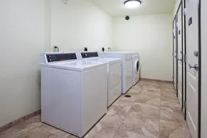 In der Nähe des Salt Palace Kongresszentrums! Genießen Sie das kostenlose Frühstücksbuffet + Pool, Whirlpool & Wasserrutschen-Zugang - Image 3