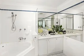 Charming Seaside Apartment with Balcony & Pool, Steps from Trinity Beach - Image 3