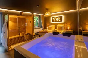 La Suite - Romantic escape with spa and private sauna, Beautiful suite with spa, sauna and parkin - Image 4