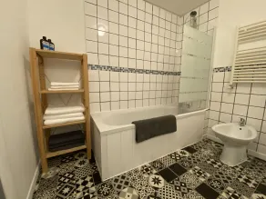 Characterful 3 bedroom house with large garden and pool. - Image 4