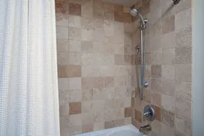 Maison rénovée au rez-de-chaussée avec accès à la plage, piscine et bain à remous communs, A / C - Image 5