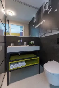 Découvrez le design unique inspiré de De Stijl de Nelly van Doesburg dans cette suite abordable et élégante au centre de Tilburg. Un choix judicieux pour les voyageurs qui apprécient un Wi-Fi rapide, le confort et un emplacement central. - Image 3