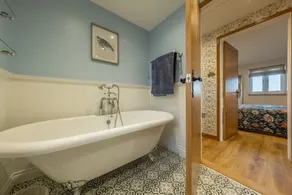 Bumblebee Cottage - Image 4