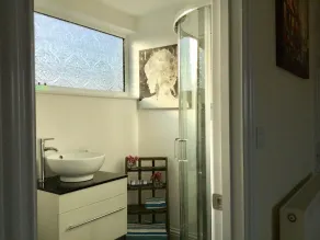 FANTASTIC  Holiday home in Sandown (Private Entrance) near to beach with garden - Image 5