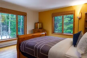 Ubicada en el corazón de la naturaleza, La Romane combina diseño contemporáneo, calidez y comodidad, con un spa privado todo el año, sala de billar y una piscina climatizada en verano. - Image 4