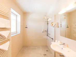 Familiensuite mit 2 Getr. Schlafräumen, Bad - Panoramahotel Gürtl - Image 5