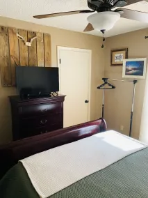 Two-story boathouse, golf cart, hot tub, kayaks, paddle boards, fishing lights! - Image 4