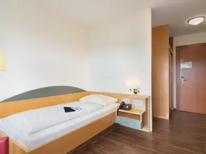 Single room with 18sqm incl. bathroom - Image 5