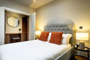 A premium stay that sleeps 2 guests  in 1 bedroom - Image 5