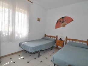 Ground floor house with garden and community pool - Image 3