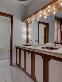 1 suite plus 2 bedrooms plus 2 towels<br>For 8 people - Image 4