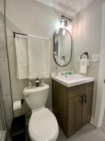 Charming 2 Bedroom Apt. Close to Valparaiso University Short-Term Stays - Image 2