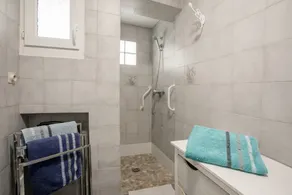 Holiday Apartment \"Location La Londe\" with Private Garden & Wi-Fi - Image 3