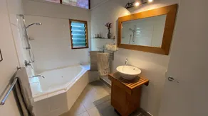 3 bedroom house with gas heated pool and great outdoor entertaining areas. - Image 3