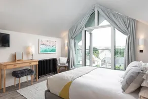6 The Strand sleeps 8 guests, footsteps from Porth beach - Image 5