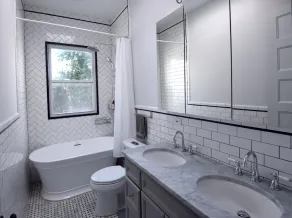 Modern 2 Bedroom Home with Spacious Yard - Image 5