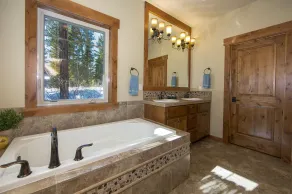Comfortable Clean Suncadia Family Home Sleeps12, FIREpit, HOTtub, BIKES, Pets ok - Image 3