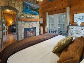 Couples Retreat | In-Bedroom Jacuzzi, Fireplace & Private Deck · Near Helen GA - Image 4
