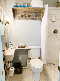 Waterfront 1 bedroom and loft cottage with small private pier on Garrett Bay - Image 2