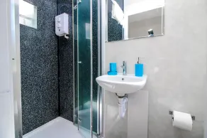Private en-suite Room @ Liverpool street, Brick Ln - Image 3