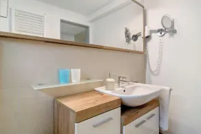Large apartment with wonderful south-facing terrace and large garden - Image 3